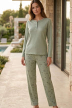 https://cdn.pazarium.com.tr/dugme-detayli-desenli-kadin-pijama-takimi-cagla-yesili-840464-20-B.jpg