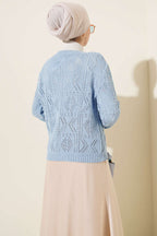 https://cdn.pazarium.com.tr/dugmeli-ajurlu-kisa-triko-hirka-mavi-737490-17-B.jpg