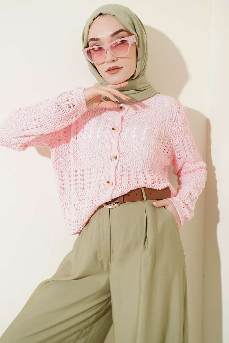 https://cdn.pazarium.com.tr/dugmeli-desenli-ajur-kisa-hirka-pembe-752895-18-B.jpg
