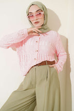 https://cdn.pazarium.com.tr/dugmeli-desenli-ajur-kisa-hirka-pembe-752895-18-B.jpg