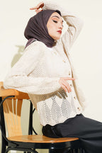 https://cdn.pazarium.com.tr/dugmeli-desenli-triko-kisa-ajur-hirka-tas-751062-18-B.jpg