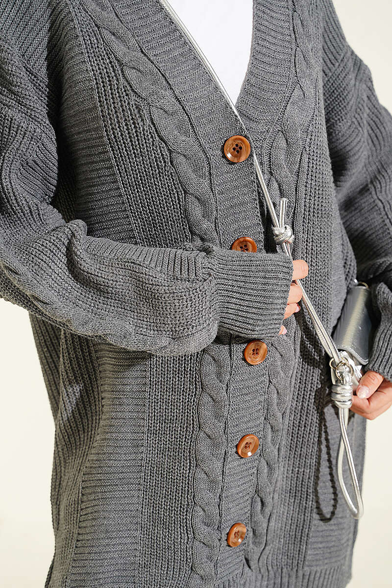 https://cdn.pazarium.com.tr/dugmeli-orgu-detayli-triko-hirka-fume-818983-20-B.jpg