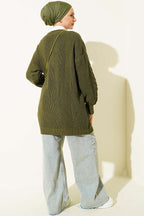 https://cdn.pazarium.com.tr/dugmeli-orgu-detayli-triko-hirka-haki-818994-20-B.jpg