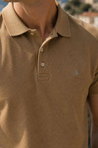 https://cdn.pazarium.com.tr/dugmeli-polo-yaka-waffle-erkek-t-shirt-camel-791808-19-B.jpg