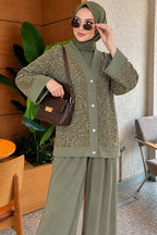 https://www.pazarium.com.tr/dugmeli-pul-payetli-uclu-takim-haki-830473-20-B.jpg