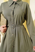 https://cdn.pazarium.com.tr/dugmeli-tensel-ince-kemerli-elbise-haki-781670-17-B.jpg