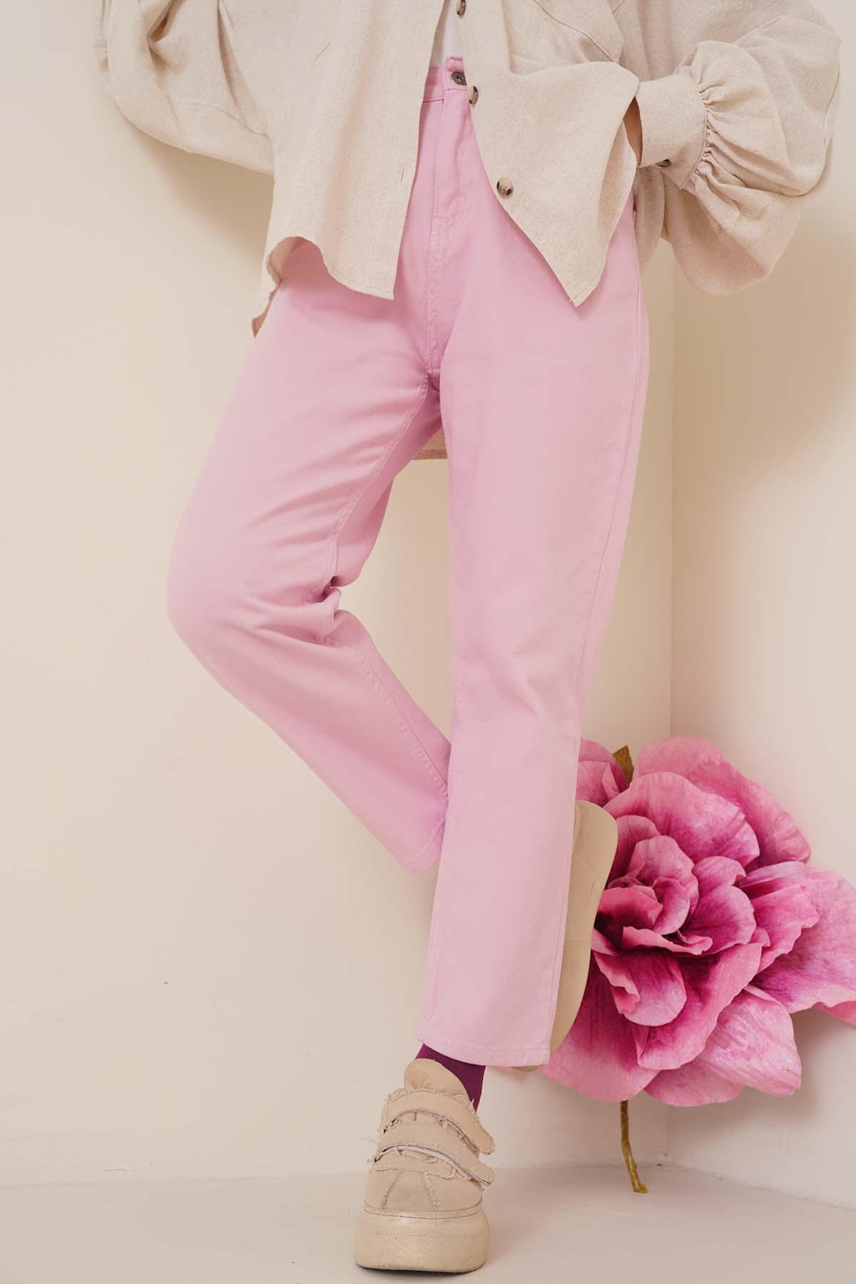 https://cdn.pazarium.com.tr/duz-boyfriend-pembe-pantolon-338445-77-B.jpg