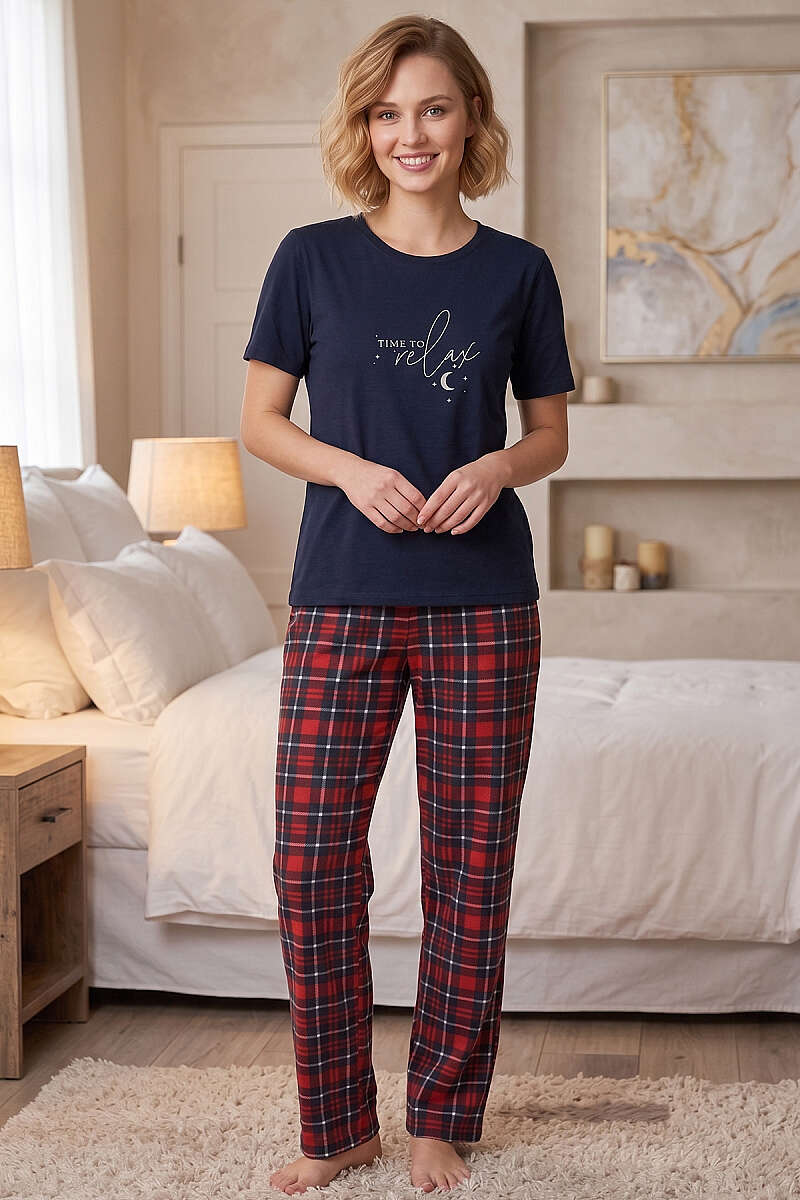 https://cdn.pazarium.com.tr/ekose-desenli-yazili-pijama-takimi-lacivert-765555-18-B.jpg