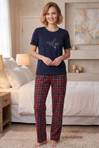 https://cdn.pazarium.com.tr/ekose-desenli-yazili-pijama-takimi-lacivert-765555-18-B.jpg