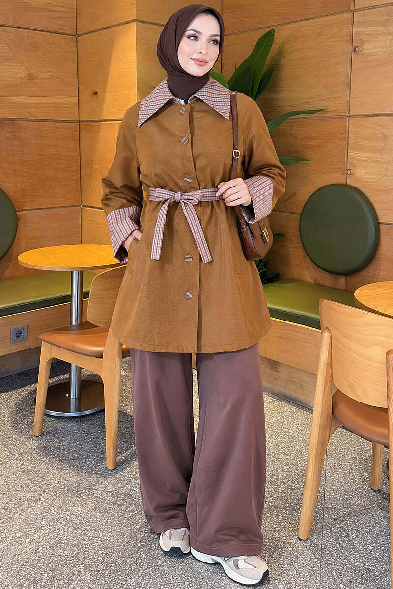https://cdn.pazarium.com.tr/ekose-yakali-araboy-trenckot-camel-838913-20-B.jpg