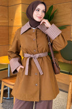 https://cdn.pazarium.com.tr/ekose-yakali-araboy-trenckot-camel-838914-20-B.jpg