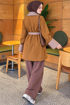 https://cdn.pazarium.com.tr/ekose-yakali-araboy-trenckot-camel-838915-20-B.jpg
