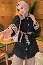 https://cdn.pazarium.com.tr/ekose-yakali-araboy-trenckot-siyah-838904-20-B.jpg