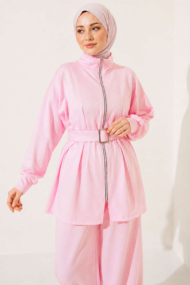 https://cdn.pazarium.com.tr/fermuarli-kare-kemerli-ikili-takim-pembe-808779-19-B.jpg