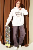 https://cdn.pazarium.com.tr/fermuarli-nyc-nakisli-sweatshirt-ekru-823068-20-B.jpg