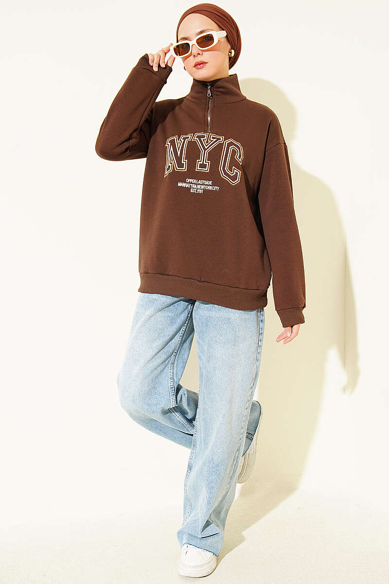 https://cdn.pazarium.com.tr/fermuarli-nyc-nakisli-sweatshirt-kahve-823072-20-B.jpg