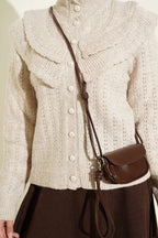https://cdn.pazarium.com.tr/firfir-yaka-dugmeli-triko-hirka-bej-823312-20-B.jpg