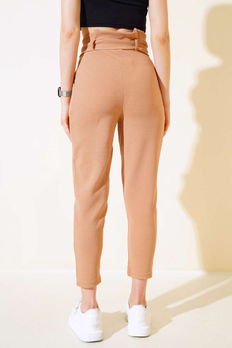 https://cdn.pazarium.com.tr/firfirli-kusakli-dar-paca-pantolon-camel-504689-11-B.jpg