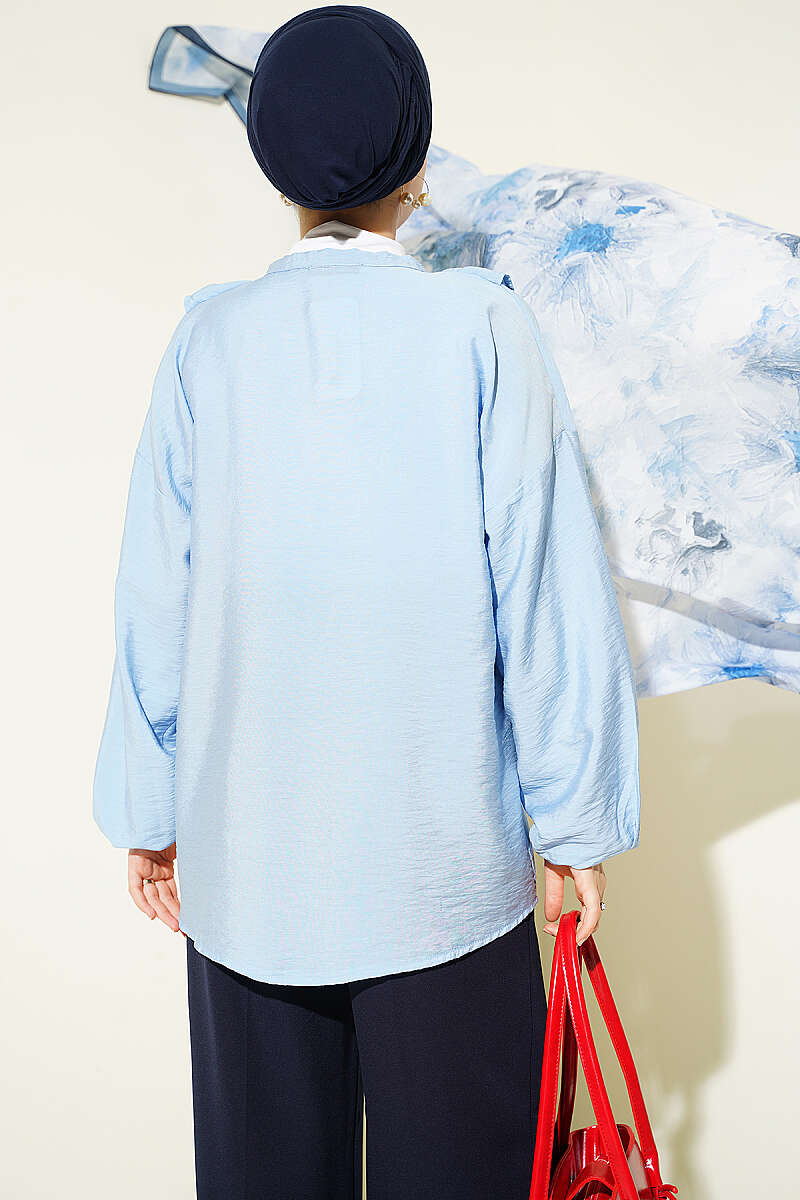 https://cdn.pazarium.com.tr/firfirli-v-yaka-gold-dugmeli-gomlek-mavi-811403-20-B.jpg