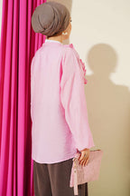 https://cdn.pazarium.com.tr/firfirli-v-yaka-gold-dugmeli-gomlek-pembe-811327-20-B.jpg