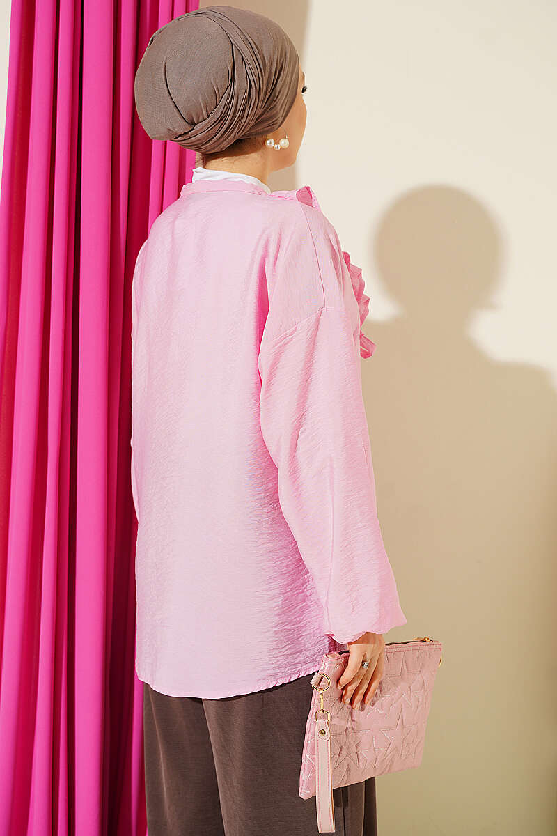 https://cdn.pazarium.com.tr/firfirli-v-yaka-gold-dugmeli-gomlek-pembe-811327-20-B.jpg