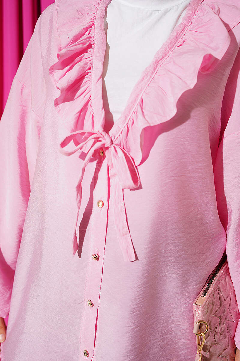 https://cdn.pazarium.com.tr/firfirli-v-yaka-gold-dugmeli-gomlek-pembe-811328-20-B.jpg