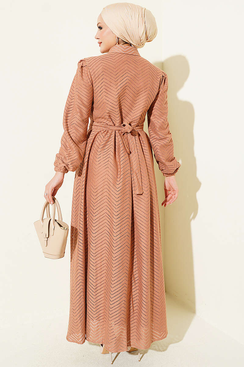 https://cdn.pazarium.com.tr/firfirli-zigzag-desenli-elbise-camel-817412-20-B.jpg