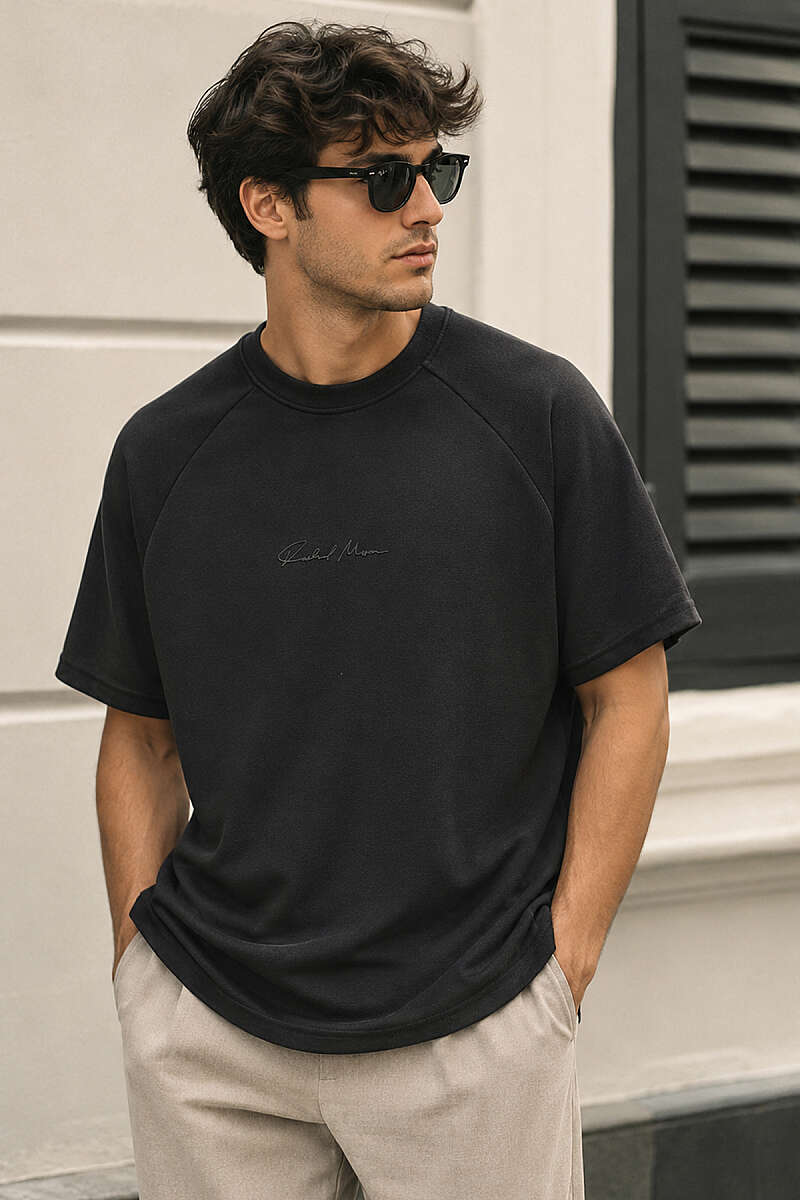 https://cdn.pazarium.com.tr/fitilli-enjeksiyon-baskili-erkek-t-shirt-siyah-786086-19-B.jpg