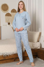 https://cdn.pazarium.com.tr/fitilli-kalp-nakisli-uzun-kol-pijama-takimi-bebe-mavi-765208-18-B.jpg