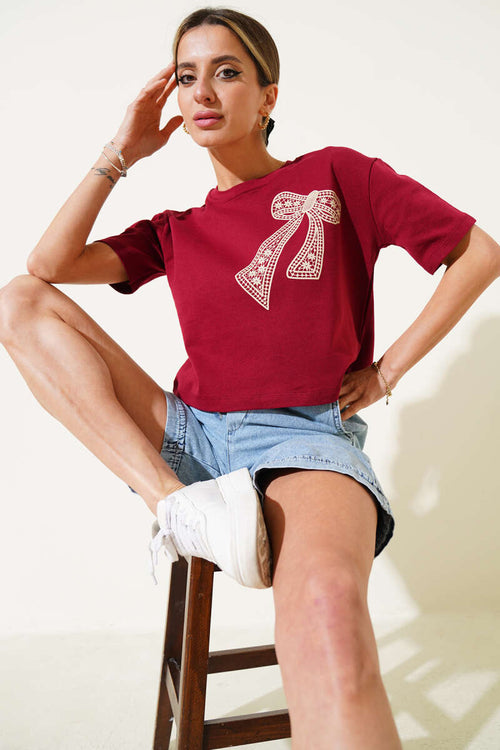 https://cdn.pazarium.com.tr/fiyonk-baskili-t-shirt-bordo-620871-14-B.jpg