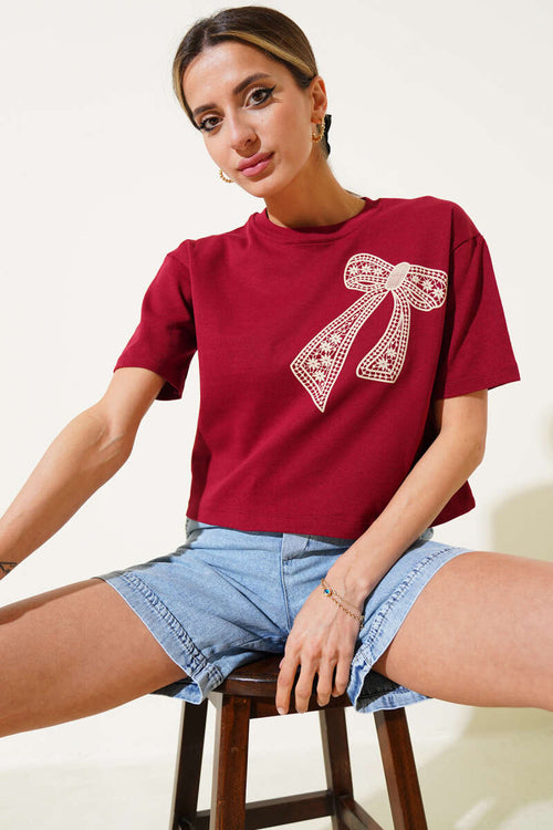https://cdn.pazarium.com.tr/fiyonk-baskili-t-shirt-bordo-620873-14-B.jpg