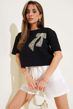 https://cdn.pazarium.com.tr/fiyonk-baskili-t-shirt-siyah-624676-14-B.jpg