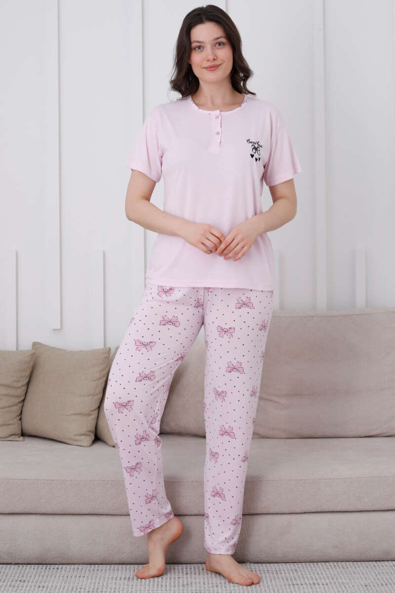 https://cdn.pazarium.com.tr/fiyonk-desen-dugmeli-pijama-takim-pembe-610320-14-B.jpg