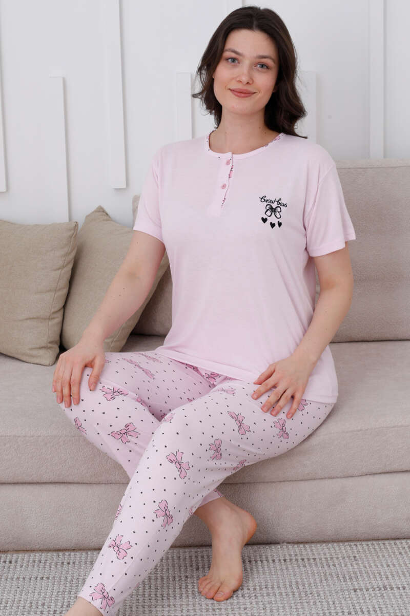 https://cdn.pazarium.com.tr/fiyonk-desen-dugmeli-pijama-takim-pembe-610321-14-B.jpg