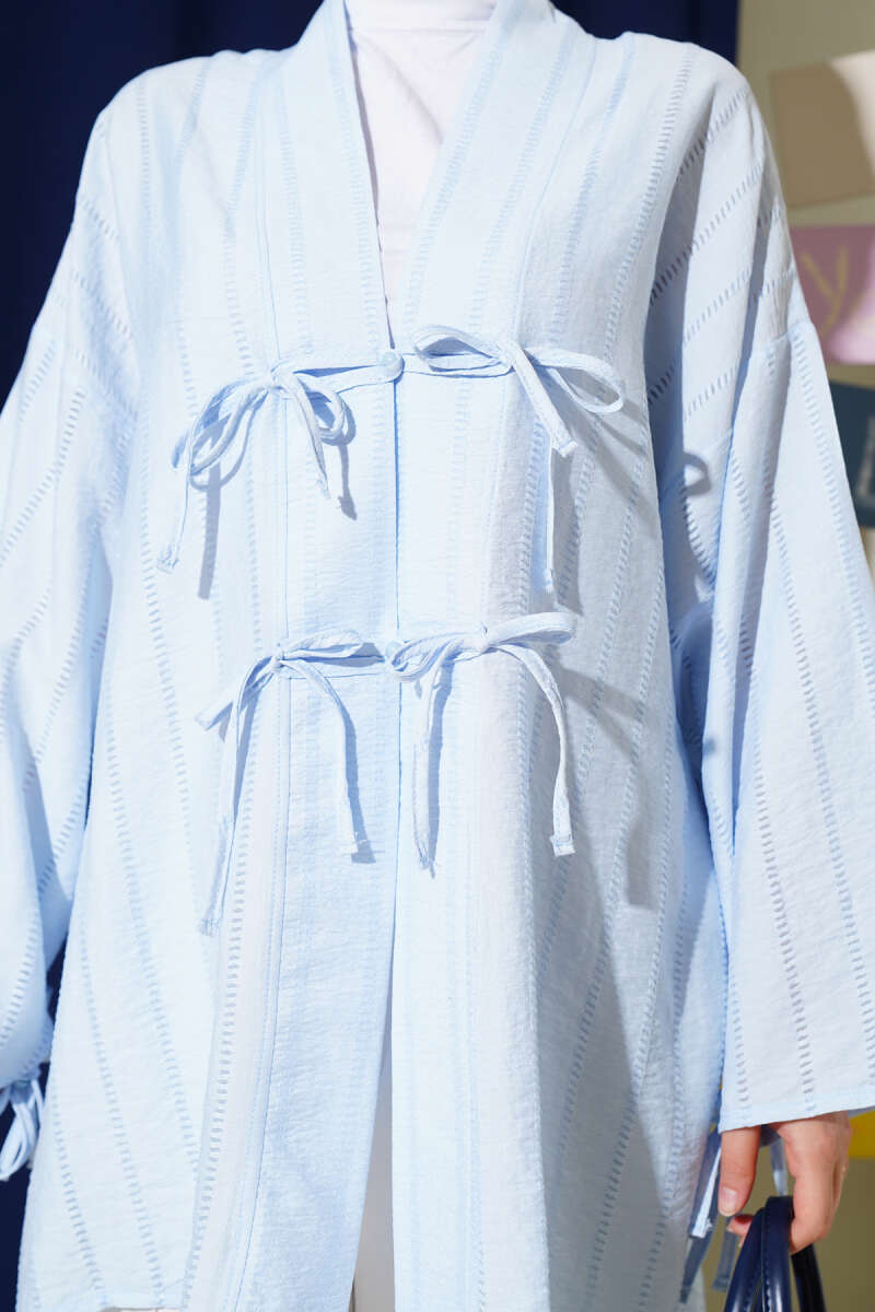 https://cdn.pazarium.com.tr/fiyonk-detayli-dugmeli-kimono-mavi-665912-16-B.jpg