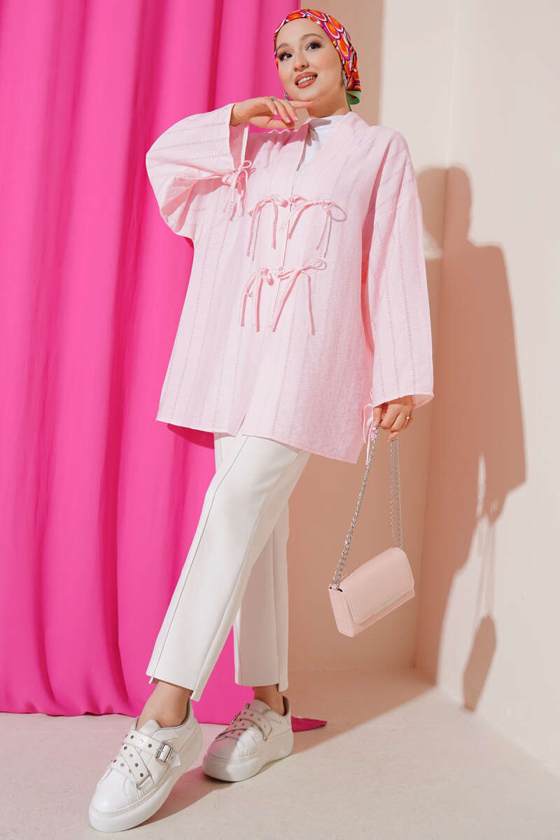 https://cdn.pazarium.com.tr/fiyonk-detayli-dugmeli-kimono-pembe-665906-16-B.jpg