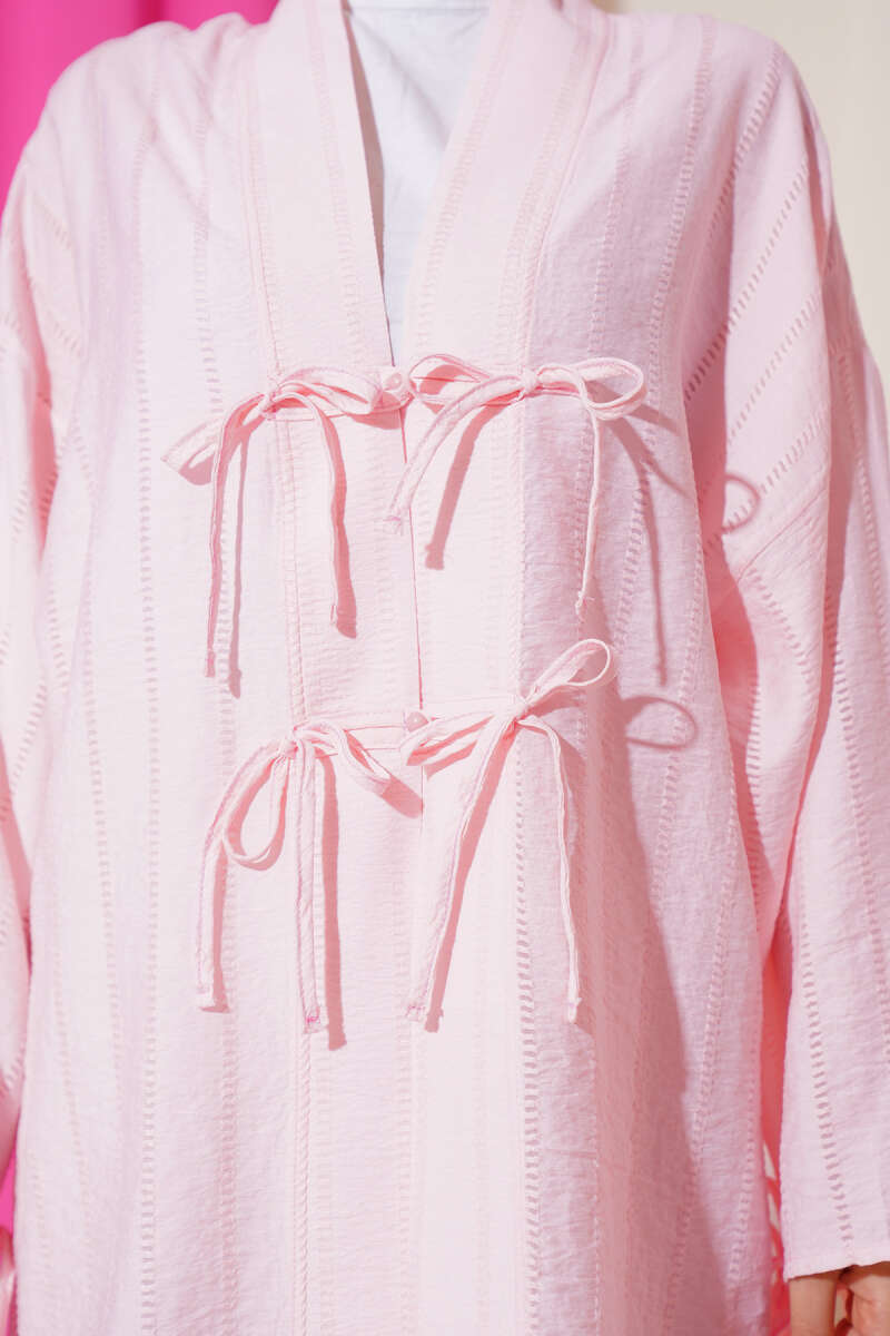 https://cdn.pazarium.com.tr/fiyonk-detayli-dugmeli-kimono-pembe-665908-16-B.jpg