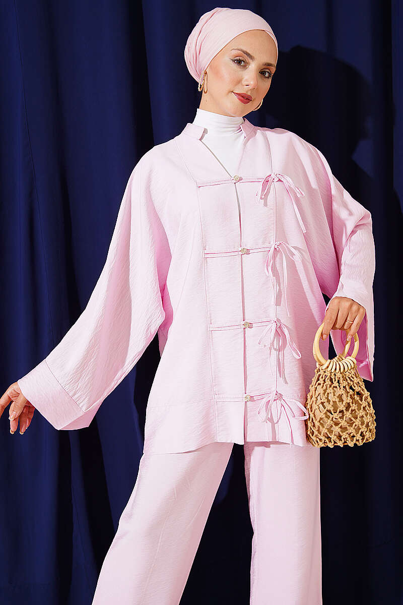 https://cdn.pazarium.com.tr/fiyonk-detayli-kimono-ikili-takim-pembe-805311-19-B.jpg