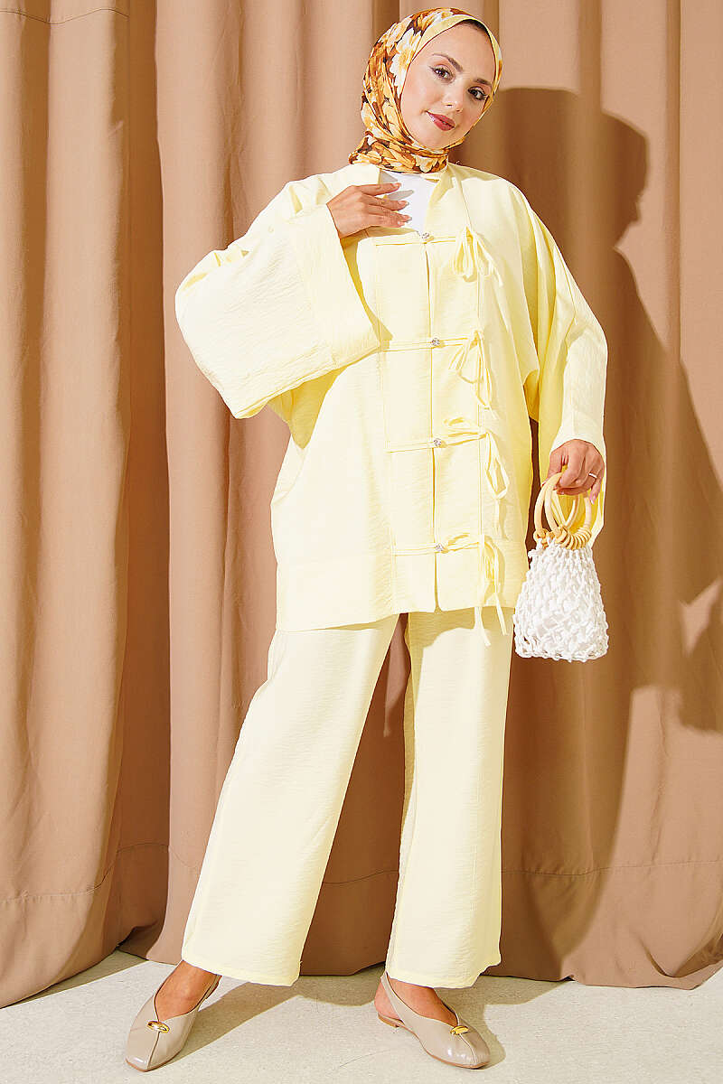 https://cdn.pazarium.com.tr/fiyonk-detayli-kimono-ikili-takim-sari-805308-19-B.jpg