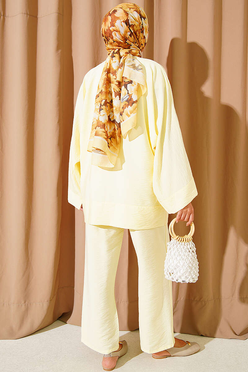 https://cdn.pazarium.com.tr/fiyonk-detayli-kimono-ikili-takim-sari-805312-19-B.jpg