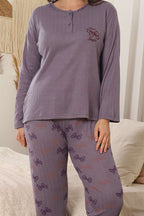 https://cdn.pazarium.com.tr/fiyonk-nakisli-desenli-pijama-takimi-leylak-784851-19-B.jpg
