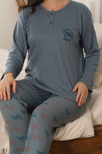 https://cdn.pazarium.com.tr/fiyonk-nakisli-desenli-pijama-takimi-mint-784849-19-B.jpg