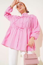 https://cdn.pazarium.com.tr/fiyonklu-buzgulu-gomlek-pembe-650552-15-B.jpg