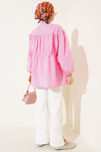 https://cdn.pazarium.com.tr/fiyonklu-buzgulu-gomlek-pembe-650554-15-B.jpg