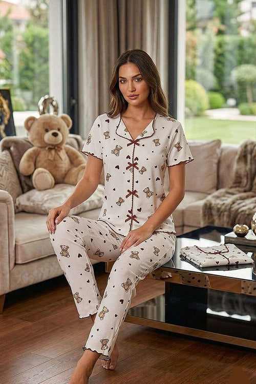 https://cdn.pazarium.com.tr/fiyonklu-kalp-baskili-kisa-kollu-pijama-takimi-bej-799896-19-B.jpg