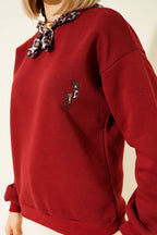 Fularlı Geyik Nakışlı Sweatshirt