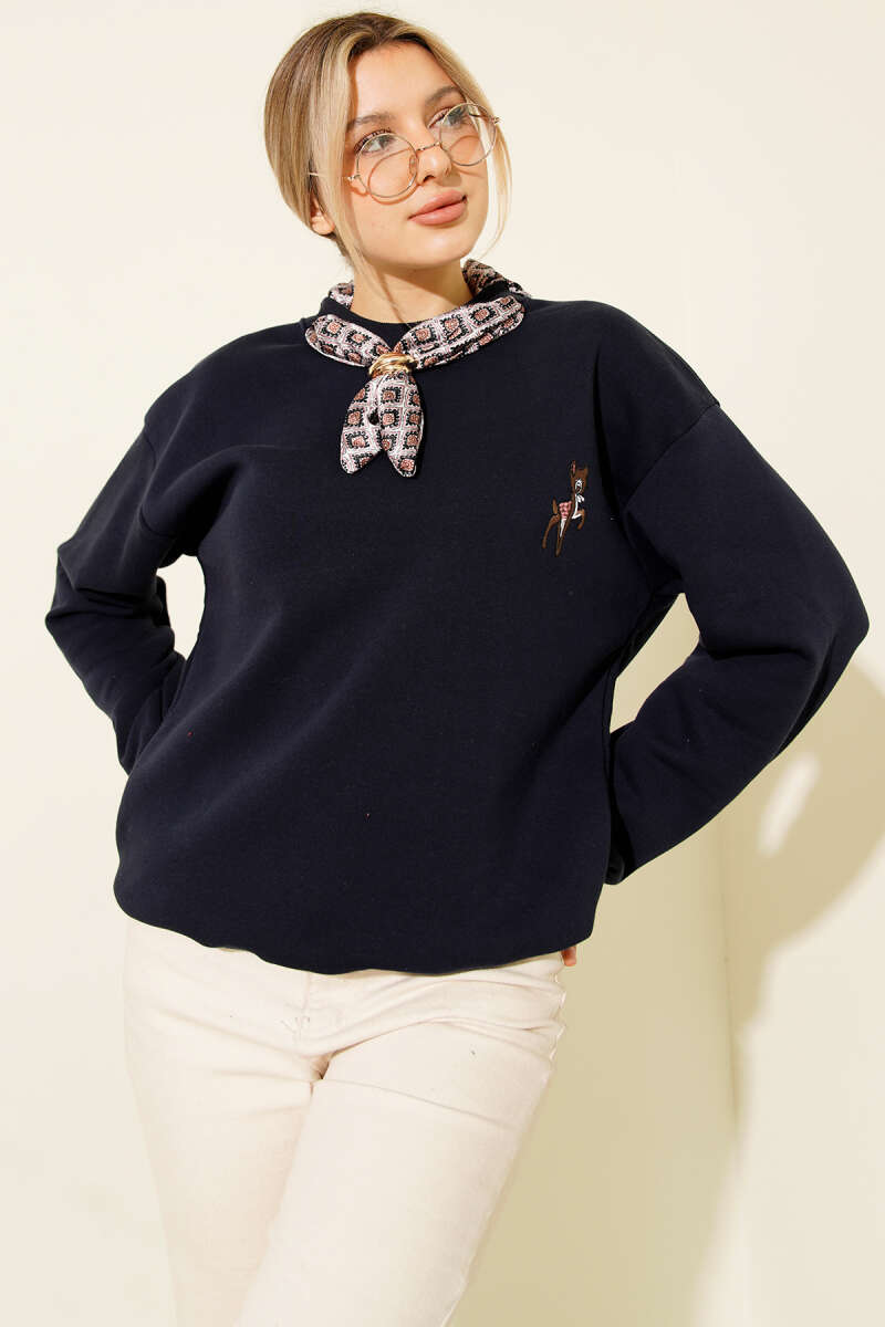 Fularlı Geyik Nakışlı Sweatshirt