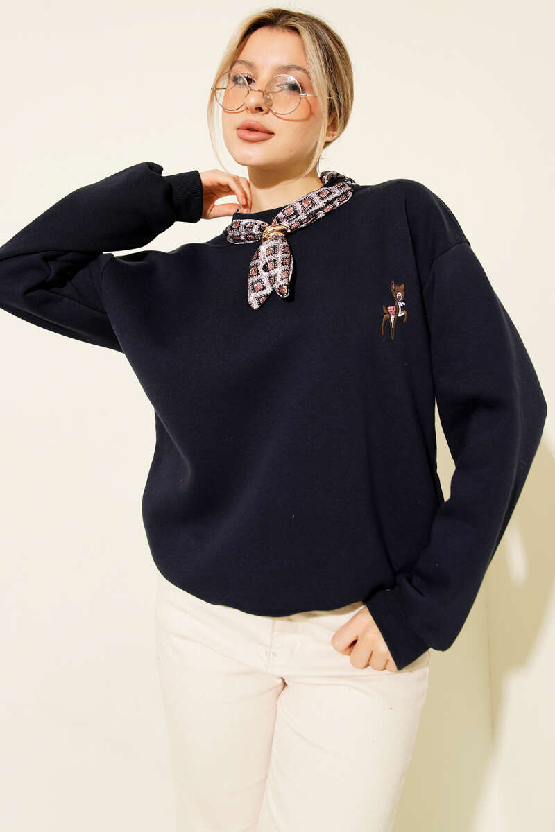 Fularlı Geyik Nakışlı Sweatshirt