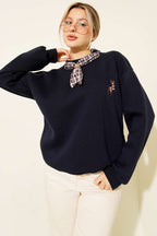 Fularlı Geyik Nakışlı Sweatshirt