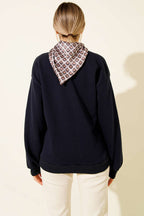 Fularlı Geyik Nakışlı Sweatshirt
